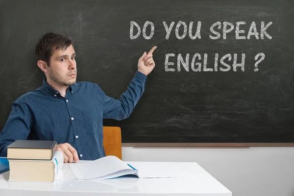 Jovem professor está ensinando língua inglesa na escola . — Fotografia de Stock