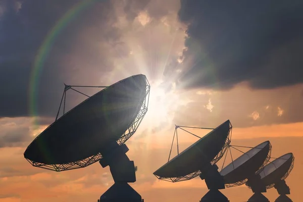 Silhouette di serie di antenne radio o antenne satellitari su su — Foto Stock