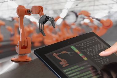 Programcı tablet ile robot savaş silahları kontrol ediyor. Otomasyon bir