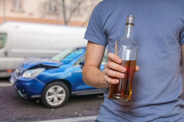 Trafik olycka och alkohol koncept. Rattfyllerist håller bo — Stockfoto