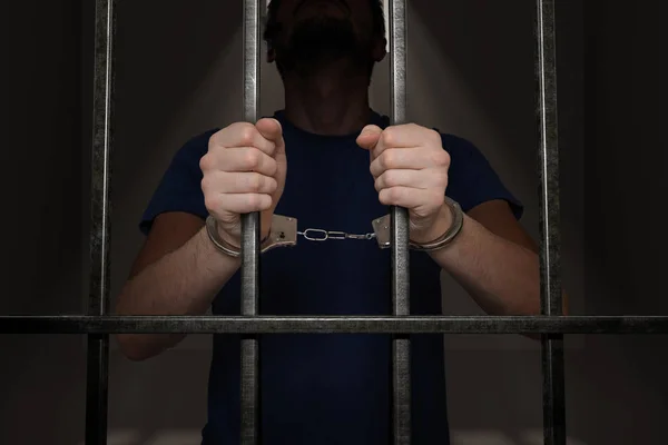 Arresterade fånge håller barer i fängelsecell. — Stockfoto