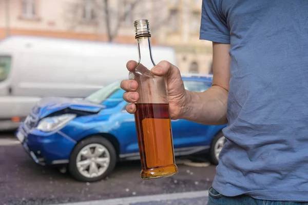 Wypadek i alkoholu koncepcja ruchu. Pijany kierowca trzyma bo — Zdjęcie stockowe