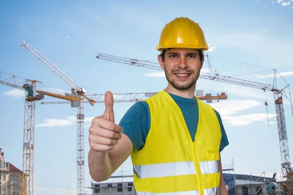 在建筑工地的快乐工人显示竖起大拇指的手势. — 图库照片