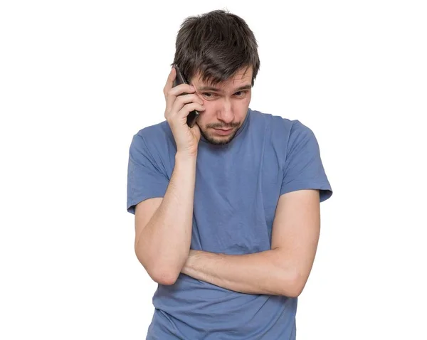 El joven está llamando con un smartphone. Aislado sobre fondo blanco — Foto de Stock
