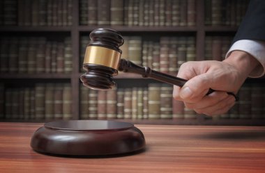 Adalet ve hukuk kavramı. Avukat ile tokmak vuruyor.