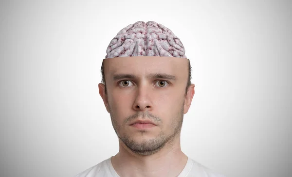 Портрет молодого человека с открытой головой и мозгом внутри . — стоковое фото