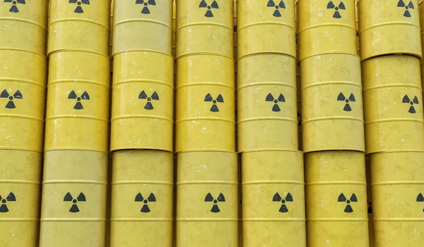 Muchos barriles apilados con residuos radiactivos. 3D renderizado illustr — Foto de Stock