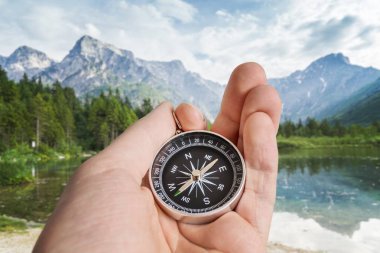 Adam pusula elinde tutuyor. Yürüyüş ve Turizm kavramı. Yarış