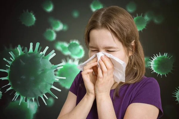 Хворіє жінка грипом і чхає. Багато вірусів і мікробів літають — стокове фото