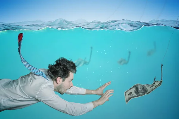 Gieriger Geschäftsmann schwimmt im Wasser und angelt sich Geld — Stockfoto