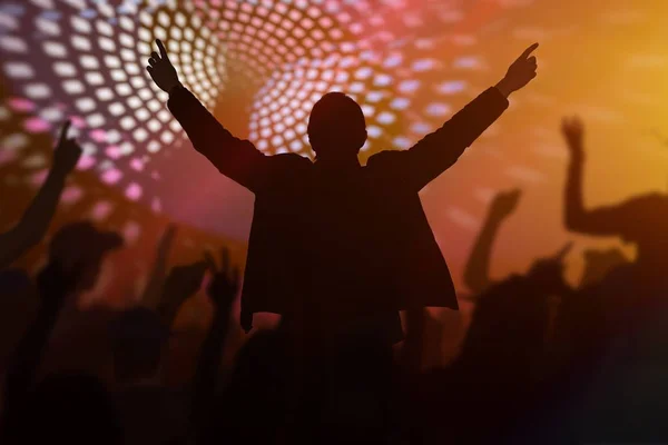 Silhuetas de pessoas felizes dançando no clube de discoteca à noite . — Fotografia de Stock