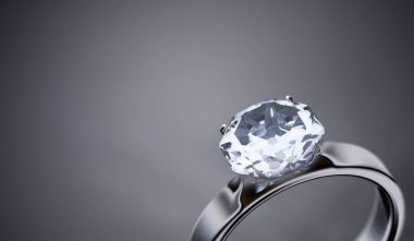 Lüks gümüş gri arka plan üzerinde elmas yüzükle. 3d render 