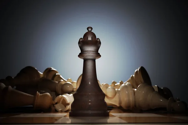 Sieg im Schach. Königin vorn und viele tote Scherben im Hintergrund — Stockfoto