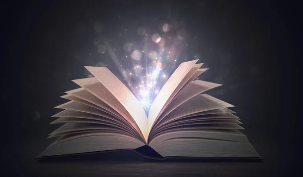 Otevřené svítící Kouzelná kniha na tmavém pozadí. 3D tavené Rozmr — Stock fotografie
