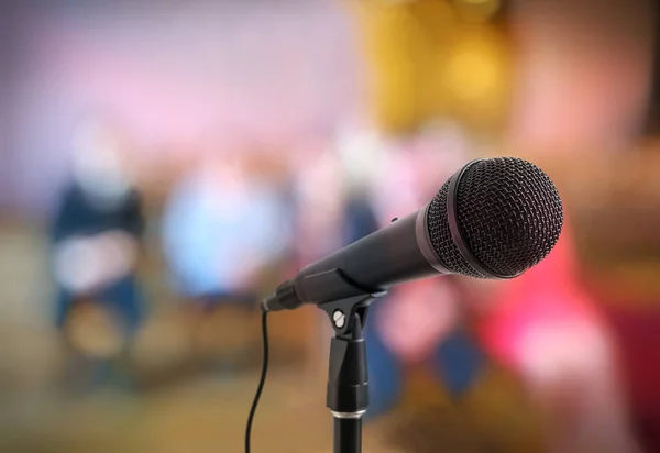 Концепция речи или конференции. Микрофон на стенде перед хозяйством — стоковое фото