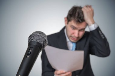 Kamu konuşma ve terleme korkuyor gergin biri. Mikrofon 