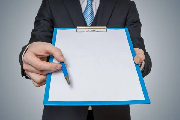 Man is showing and offering blank white paper in clipboard with — Stock Photo, Image
