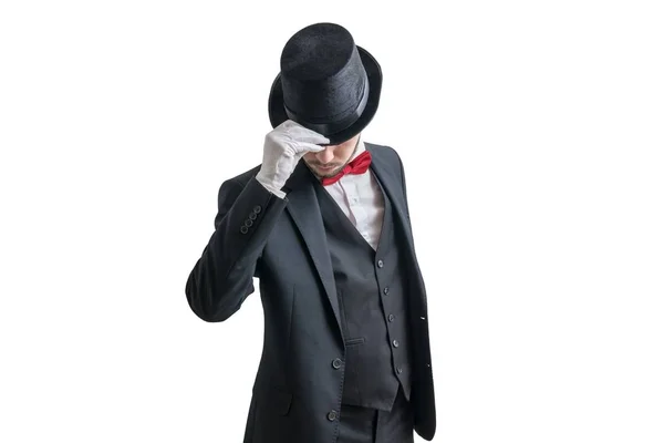 Dappere goochelaar of illusionist in pak is zijn hoed opstijgen. Ik — Stockfoto