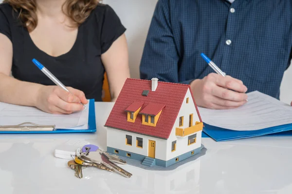 Divorcio y división de un concepto de propiedad. El hombre y la mujer son signi — Foto de Stock