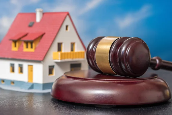 Conceito de leilão. Gavel na frente de um modelo de casa . — Fotografia de Stock