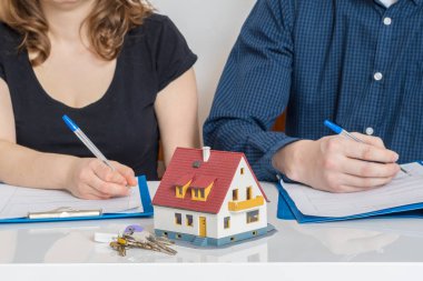 Boşanma ve mülkiyet kavramı bölme. Erkek ve kadın signi vardır