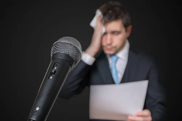 Microphone in front of a nervous man who is afraid of public spe — Stock Photo, Image