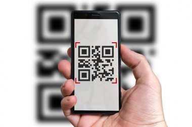 Adam Qr kod içinde hareket eden telefon fotoğraf makinesi ile tarama.