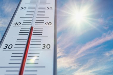 Termometre ile sıcak havalarda güneş gökyüzü karşı.