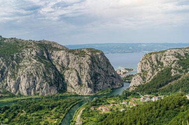 Hırvatistan 'ın Omis kentindeki Cetina Nehri Cynaon' u. D üzerinde panoramatik görünüm