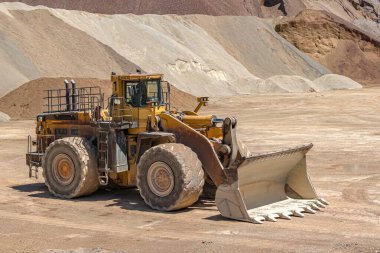 İnşaat alanında büyük, ağır sarı buldozer..