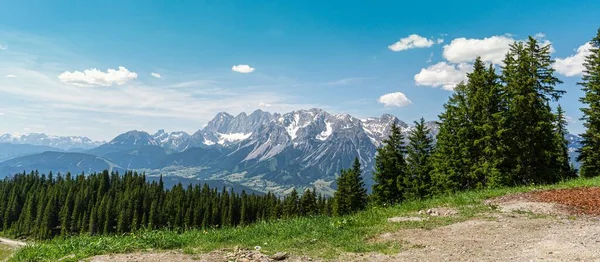 Vista de Planai montanha em Dachstein am Ramsau rochas em Alpes i — Fotografia de Stock