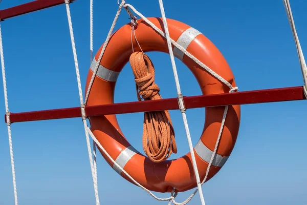 Anel de bóia de vida no navio contra o céu azul . — Fotografia de Stock