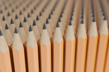 Dizili bir sürü kalem var. Eğitim konsepti. 3D resimli.