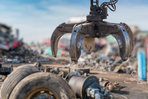 Mechanical arm claw of crane at landfill grabbing waste. — Stock Photo, Image