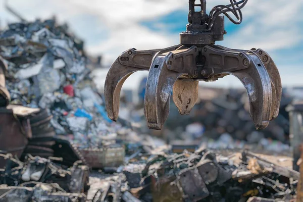 Close-up view on mechanical arm claw of crane at landfill. — Stock Photo, Image