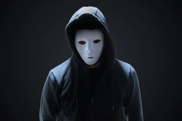 Maskerad anonym hacker på svart bakgrund. — Stockfoto