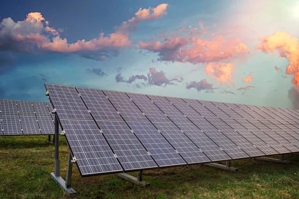 Paneles solares fotovoltaicos en la central eléctrica al atardecer . — Foto de Stock