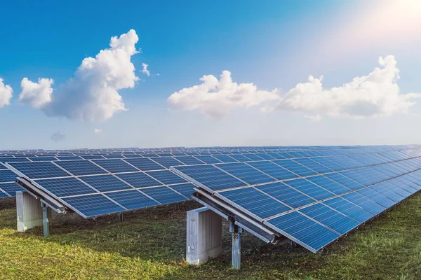 Conceito de geração de energia alternativa e renovável. Muitos painéis solares fotovoltaicos em usina . — Fotografia de Stock