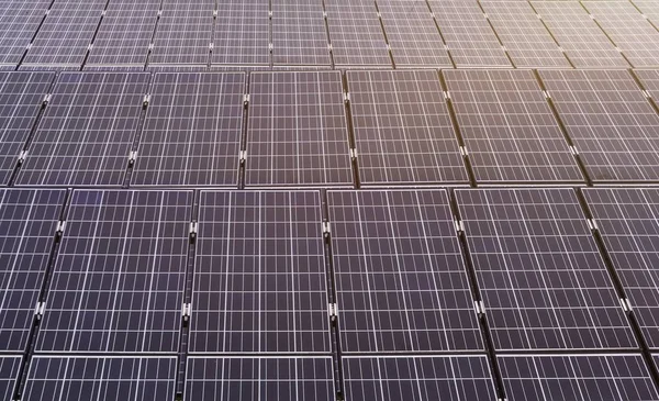 Muitos painéis solares fotovoltaicos em usina de energia solar . — Fotografia de Stock