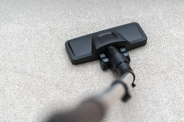 Vacuum cleaner membersihkan debu dari karpet. Rumah tangga cocnept. — Stok Foto