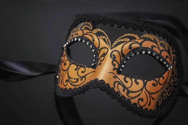 Traditionell venetiansk karneval mask på svart bakgrund. — Stockfoto