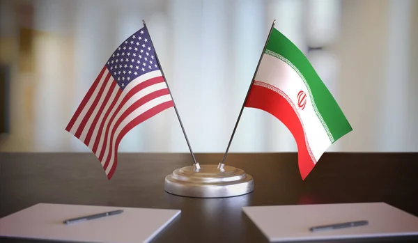 乌萨和伊朗的国旗在桌上。 伊朗与美国之间的谈判 — 图库照片