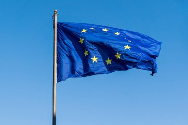 Mavi gökyüzüne karşı Avrupa Birliği (Eu) bayrağı.