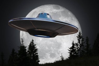 Uzaylı uzay gemisi (Ufo) gece uçuyor. Arka planda ay.