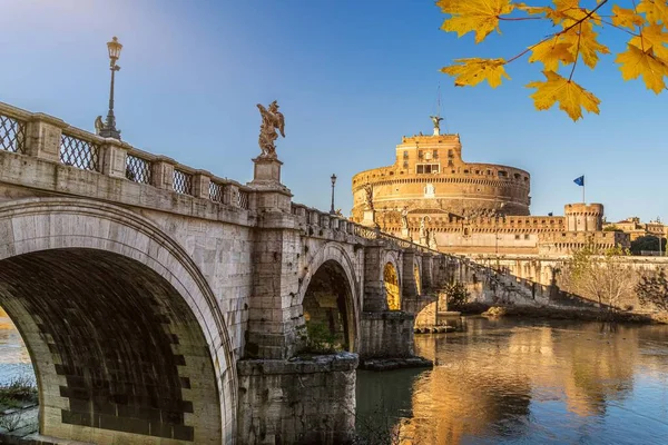 Знаменитая итальянская крепость Святого Ангела в Риме осенью . — стоковое фото