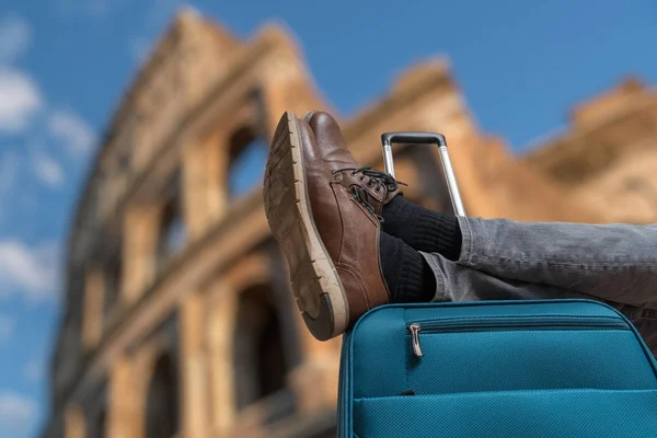 Tânărul se relaxează în Roma și are picioare pe valiză. Colosseu — Fotografie, imagine de stoc