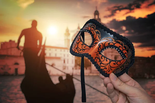 Handhållande venetiansk karnevalsmask på traditionell venetiansk fest — Stockfoto