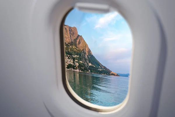 Vista desde la ventana del avión de la ciudad de Omis en Croacia. Viajes y va — Foto de Stock