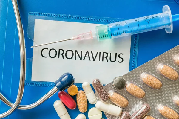Новое коронавирусное заболевание 2019-nCoV написано на голубой папке. Многие — стоковое фото