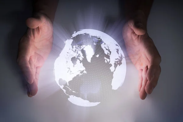 Holografisk projektion av jorden nära människan händer. — Stockfoto